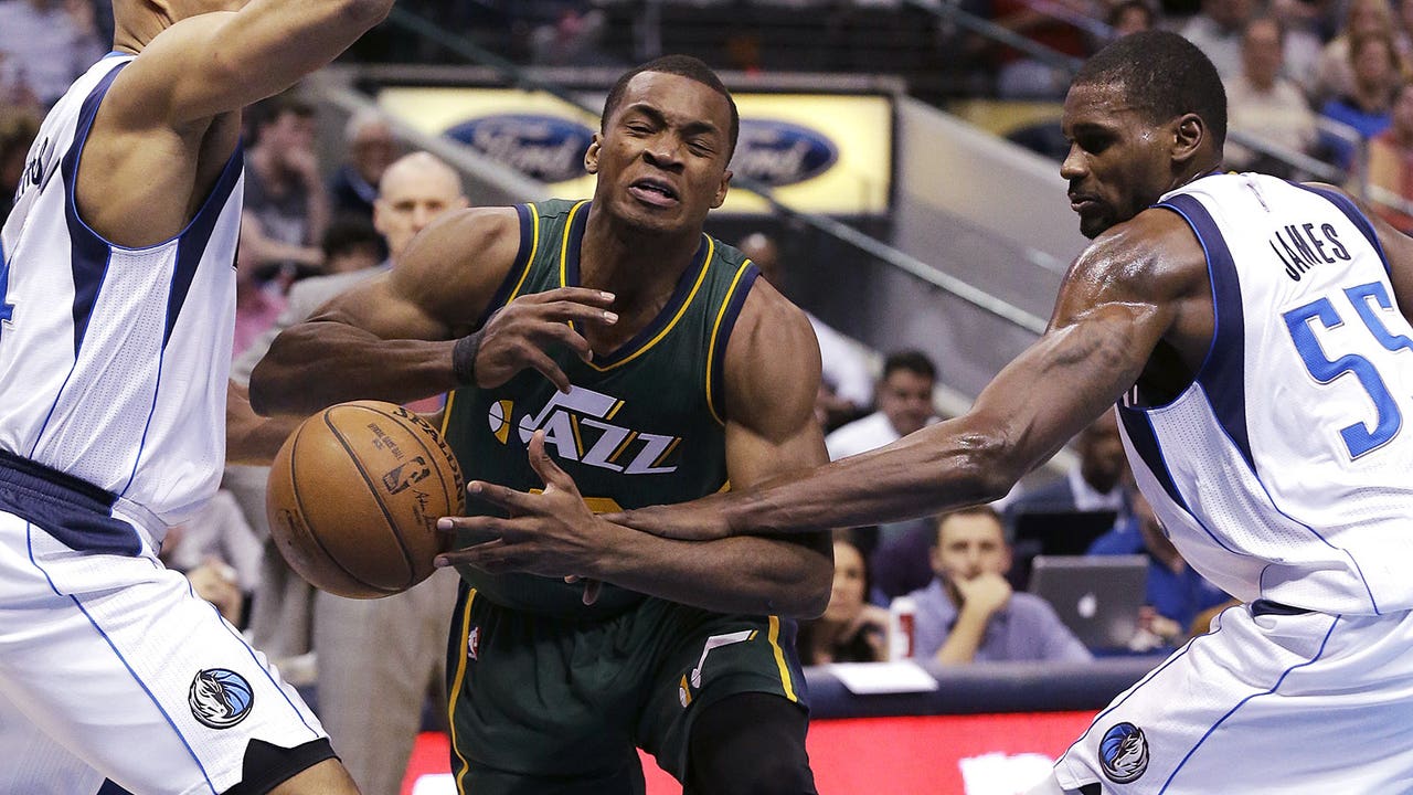 J.J. Barea scores 22 points for Mavericks in ragged win over Jazz